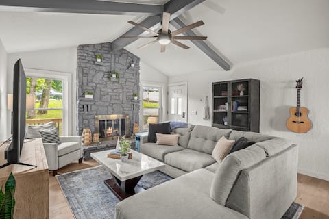 Lakefront-Fire Pit-Game room-Hot tub-Luxury-Guitar