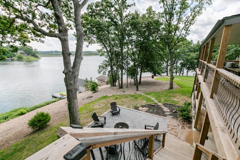 Fun on the lake, hot tub, game room, luxury beds