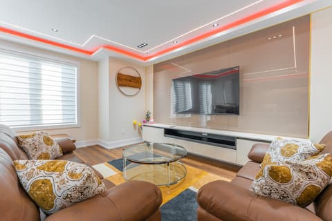 4BR Ultra-Modern Retreat – Fully Renovated & Chic!
