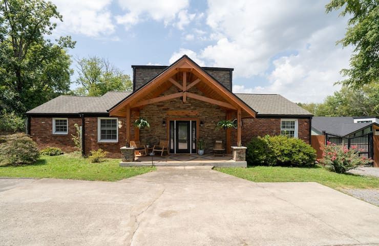 Huge 3500 SQF East Nashville Retreat +Private Pool