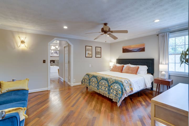 חדר שינה קינג מרווח עם פוטון נוח שמתקפל כדי לישון אדם נוסף. שולחן קונסולה, מאוורר תקרה וחדר רחצה צמוד ענק עם גישה למרפסת עם מסך.  היכנסו לארון כדי לענות על כל צרכי האחסון שלכם.  עיצוב של איימי די ריצ'רדסון.