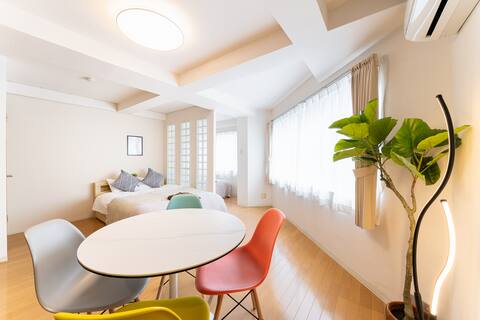 2 minutes on foot from Azabu-Juban Station/5 minutes by car from Tokyo Tower/10 minutes on foot from Roppongi/10 minutes by car from Shibuya Station/FREEWi-Fi