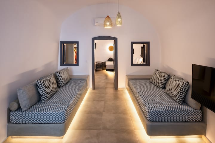 Elia 2 Bedroom Cavehouse With Indoor Jacuzzi - Santorini