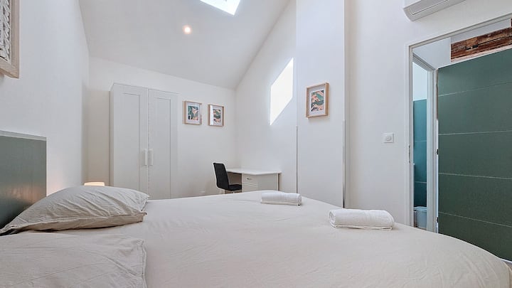 Kingsize-Bett , Schreibtisch , Kleiderschrank , Klimaanlage 