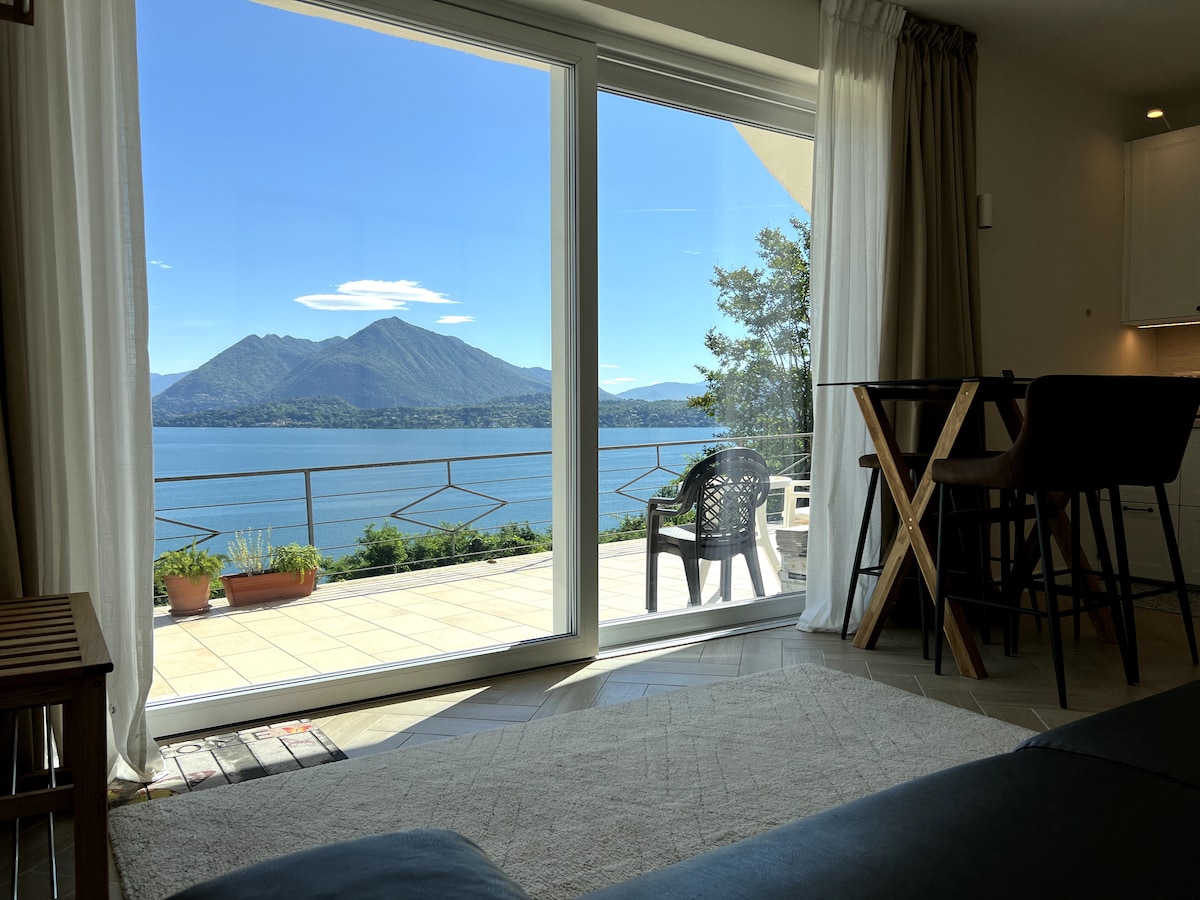 Top Airbnb: Lake view studio w/ terrace en Stresa