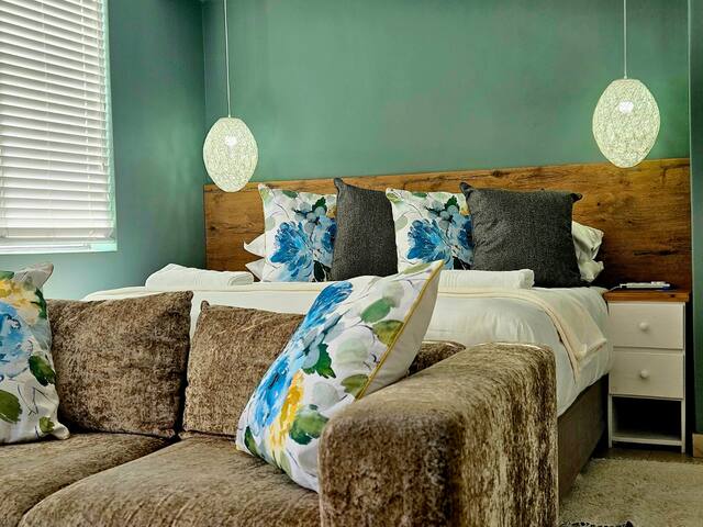 Room 6 – Deluxe Family Room