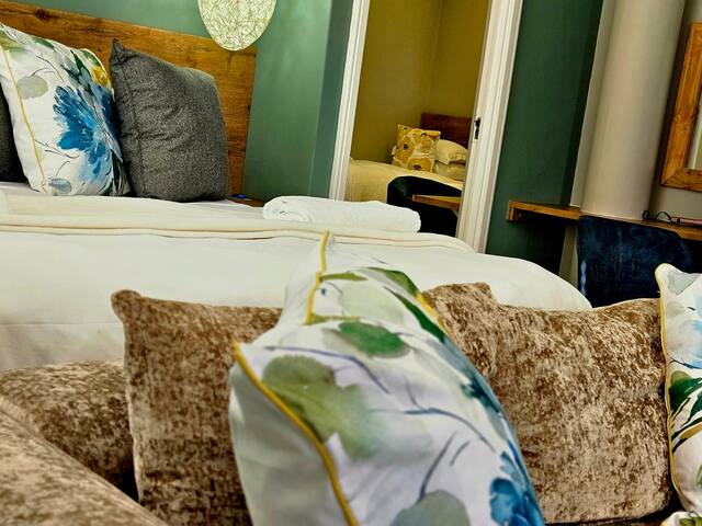 Room 6 – Deluxe Family Room gallery image 3