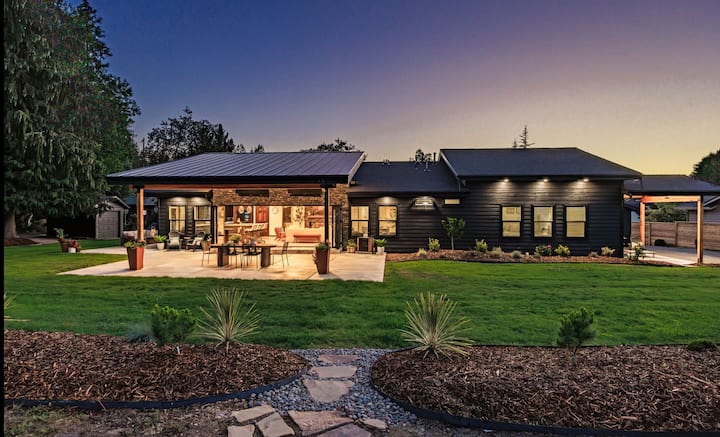 New Luxury Golf Course Home With Free Golf - Grants Pass, OR