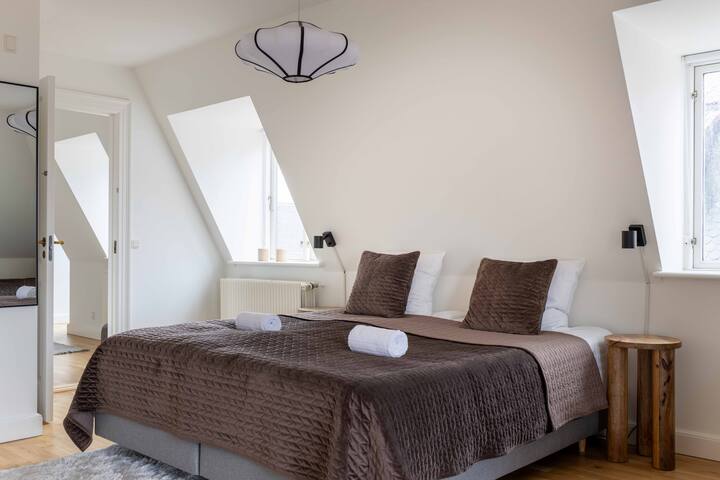 Amazing City Skyline View & Direct Entry Elevator gallery image 2