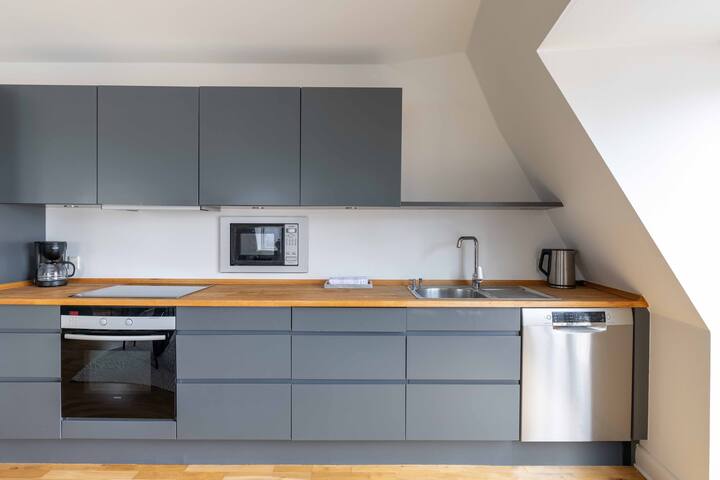 Amazing City Skyline View & Direct Entry Elevator gallery image 4