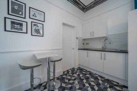 Top Airbnb: Sutcliffe Suite at Casbah Coffee Club Suites in Knowsley