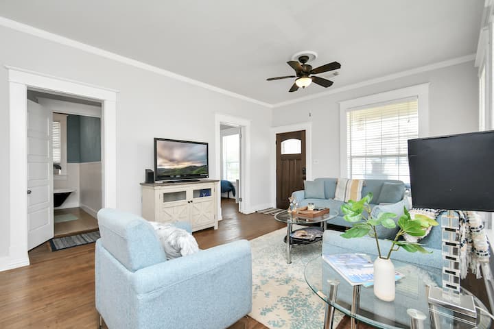 Coastal Getaway Villa - Near Beach & Pleasure Pier - Rock & Roll, Galveston