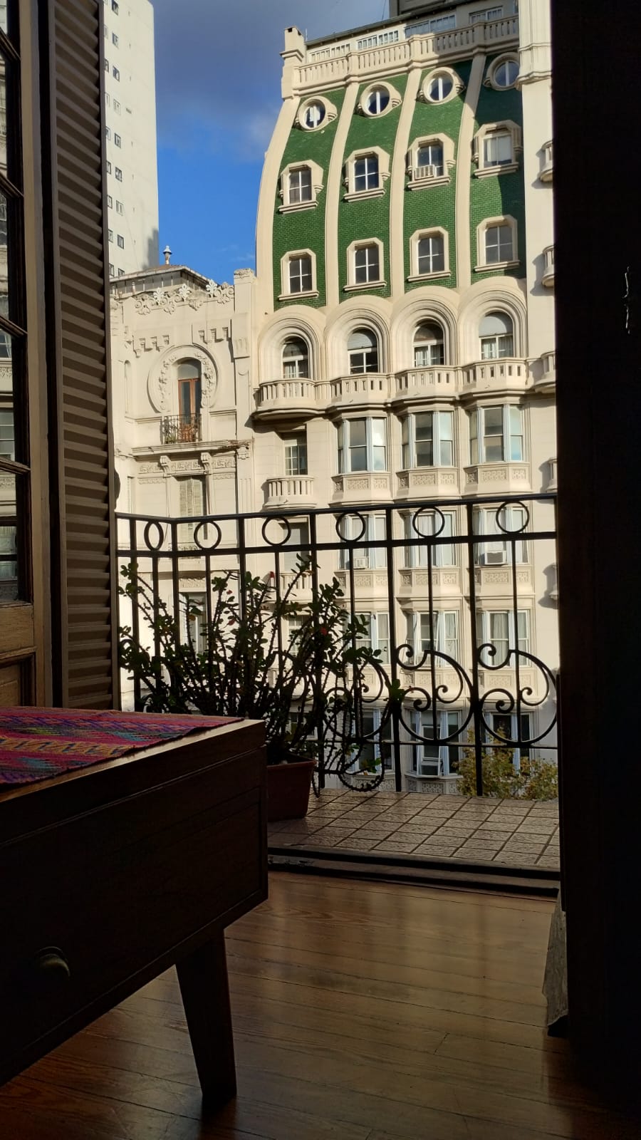 Departamento de 3 dormitorios con balcón y patio en Monserrat