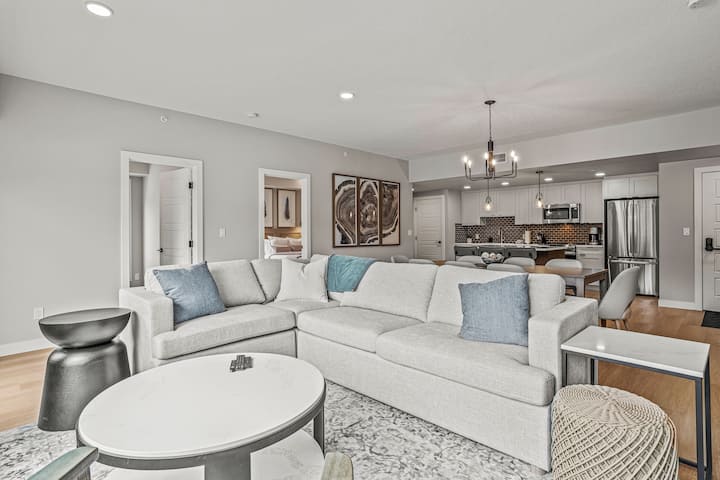 New! Top Floor Corner 3br Condo W/pool & Hot Tub - Canmore