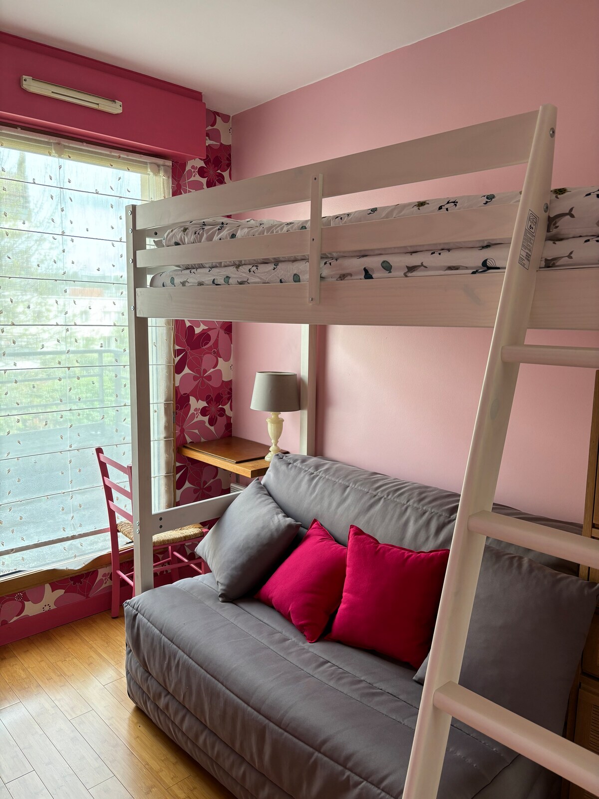 BZ დივანი მყუდრო მატრასით 140x200
Საწოლი ანტრესოლი 90x200

Სარკისებრი კარადა საკიდებითა და პატარა სათავსოებით 

Საწოლები, რომლებიც დაბინავებისას მზადდება 