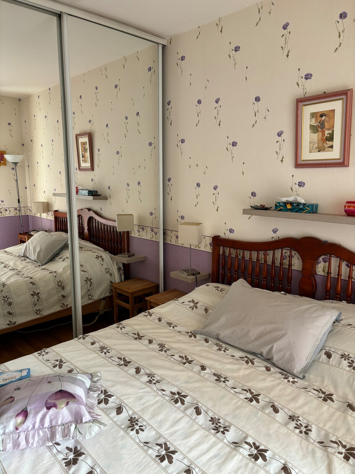 160 × 200 ელექტრო საწოლი მყუდრო მატრასით 
Დიდი კარადა უჯრებით, თაროებითა და გარდერობით მარტივად შესანახად 
Უჯრის პატარა კარადა დამატებითი შესანახად 