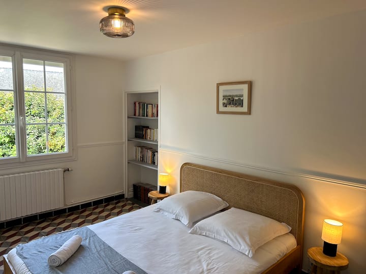 Spálňa č.3 s manželskou posteľou (160 x 200 cm) a starostlivosťou o knižnicu.