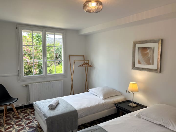 Spálňa č.2 má 2 lôžka (90 x 200 cm) a výhľad na záhradu.