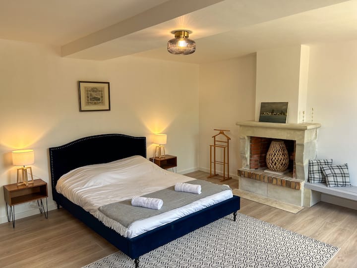 La Longère: veľká spálňa s manželskými posteľami (160 x 200 cm) a kútikom na čítanie.