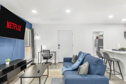 Top Airbnb: 5 Min to Love Field | Gated+Guard | 1BR | Parking in Arlington Park