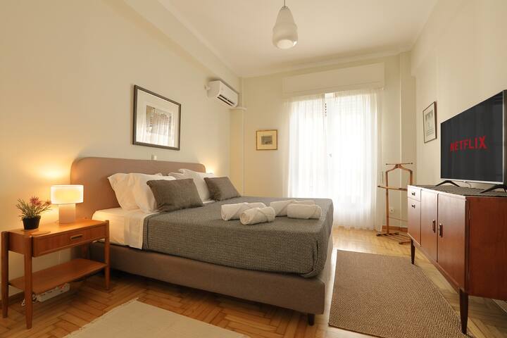 5′ walk to Acropolis Entrance, Plaka Apartment gallery image 2