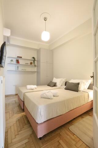 5′ walk to Acropolis Entrance, Plaka Apartment gallery image 3