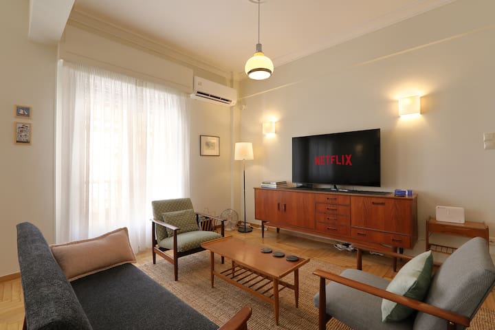 5′ walk to Acropolis Entrance, Plaka Apartment