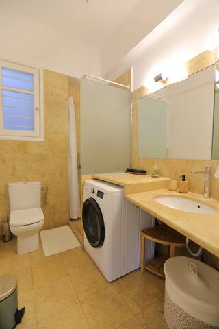 5′ walk to Acropolis Entrance, Plaka Apartment gallery image 5