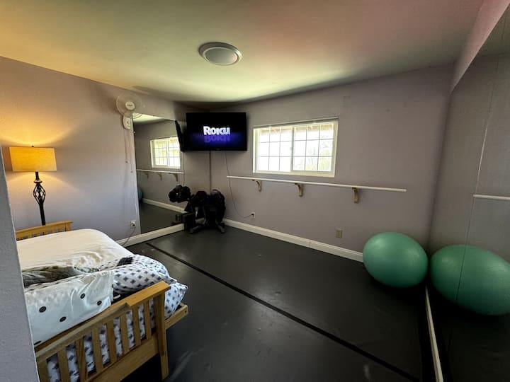 ห้องนอนที่ 4 ของเราเป็นห้องออกกำลังกายพร้อมกระจกพื้นเต้นรำและบัลเล่ต์