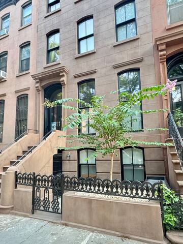 Renovated apt in historic townhouse with patio