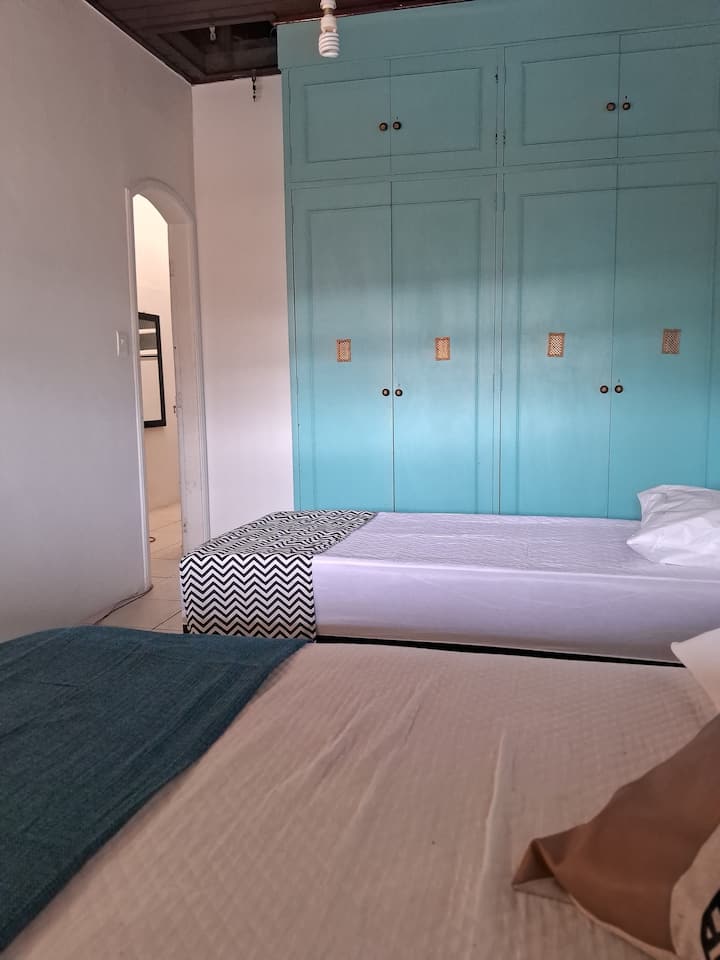 četvrti 2
klima-uređaj
1 bračni krevet (širine 125-149 cm
2 jednostruka kreveta
(jednostruki krevet s pomoćnim ležajem)