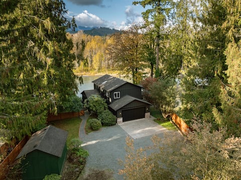 North Cascades Riverside Retreat | Hot Tub+Firepit
