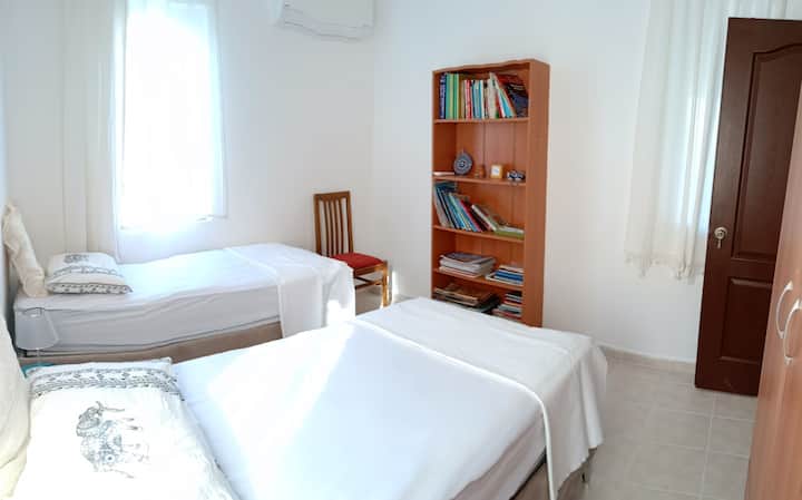 Единечните кревети може да се комбинираат за да станат двоен кревет. 