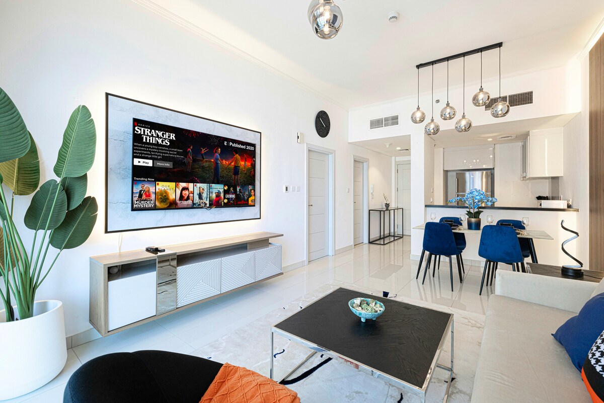 توفر غرفة المعيشة هذه المشرقة والمتجددة الهواء مزيجًا سلسًا من الفخامة والوظائف، ويتميز بإطلالات خلابة وميزات حديثة