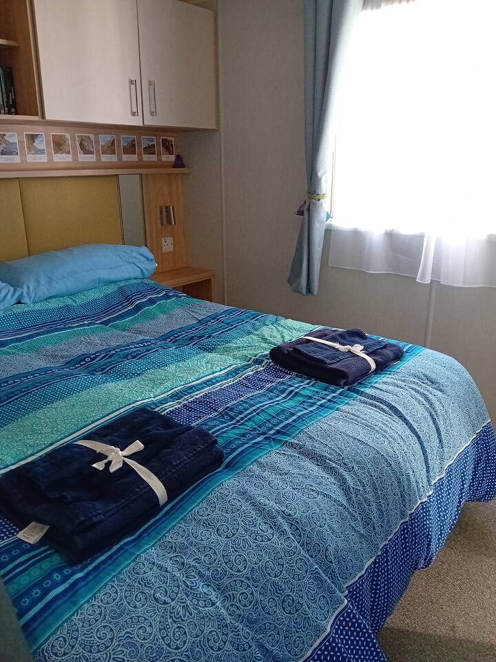 Cama tamaño king y paquetes de toallas