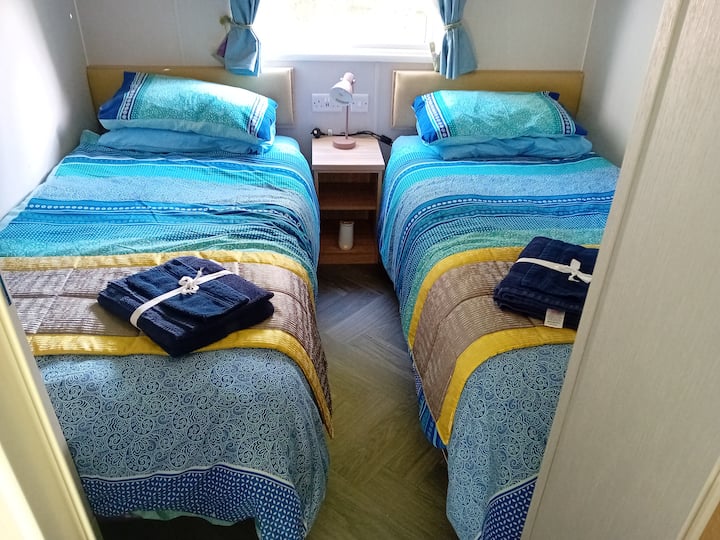 Segundo dormitorio, dos camas individuales de tamaño completo
Paquete de toallas, lámpara, spray de aire sensible al movimiento de la ropa de cama fresca