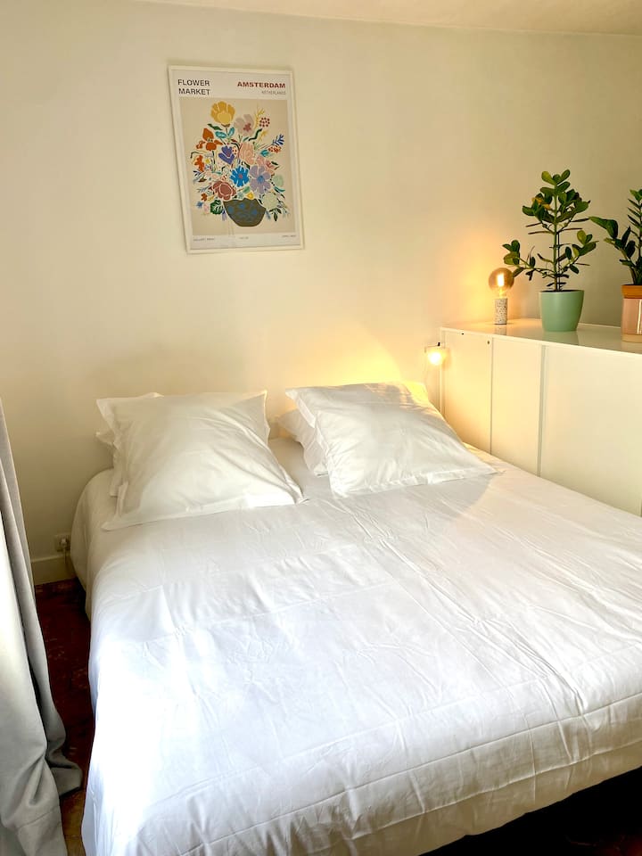 Manželská posteľ Queen (160 x 200 cm), prémiový matrac a 3 komfortné zóny.
Z postele máte výhľad na strechy Paríža a otočný most Grange aux Belles.