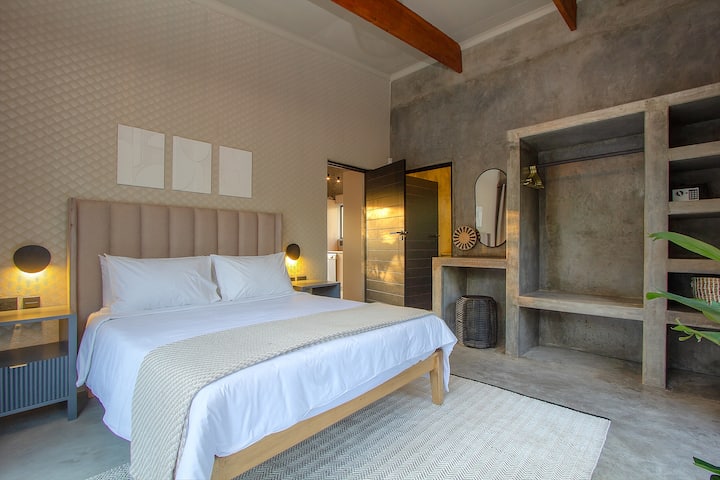 غرفة نوم رئيسية فاخرة مكيفة الهواء مع حوض تزيين ومساحة خزانة واسعة وحمام داخلي كامل مع عربات أمطار داخلية وخارجية وحوض استحمام مستقل في الهواء الطلق.