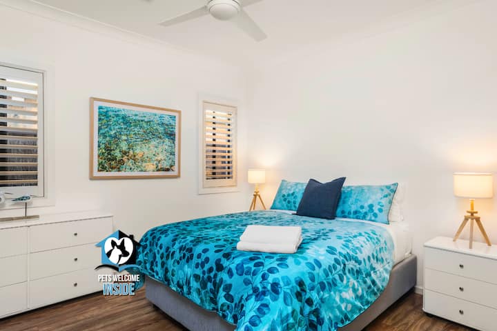 Prostrane spavaće sobe, svaka s velikim ugrađenim ormarom.