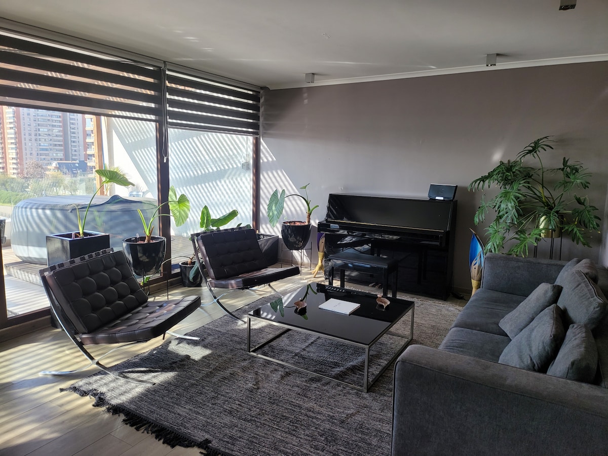 تحتوي الغرفة على بيانو ياماها عمودي.