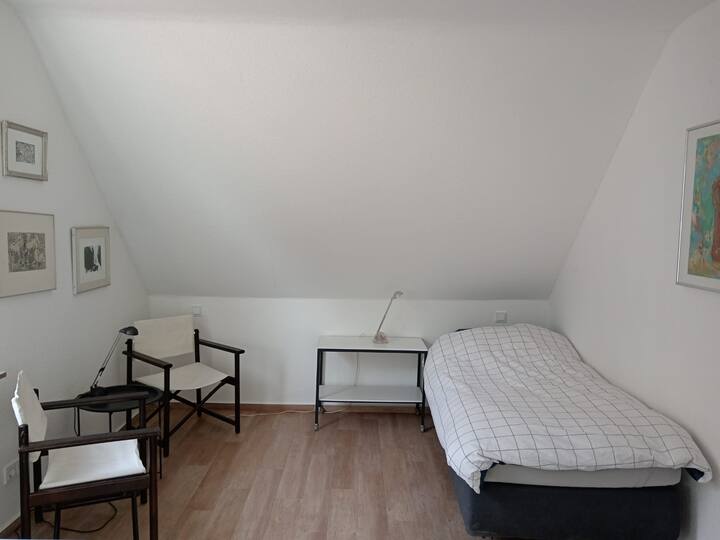 En lugar de las dos sillas, también puede haber una segunda cama individual aquí, para que incluso cinco personas se sientan cómodas en el apartamento.