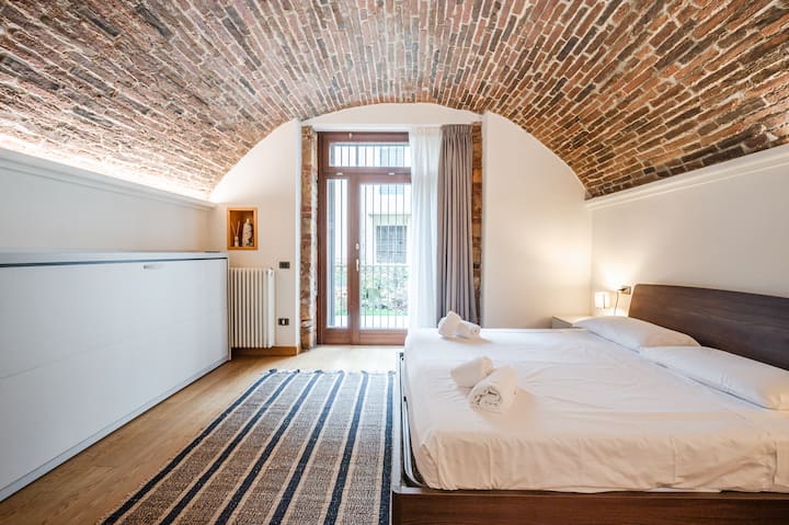 Habitación romántica con techo de piedra. Un lugar mágico para despertarse por las mañanas veronesas. La habitación tiene una cama individual plegable, vestidor con espacio para maletas; baño y acceso directo al jardín privado. 