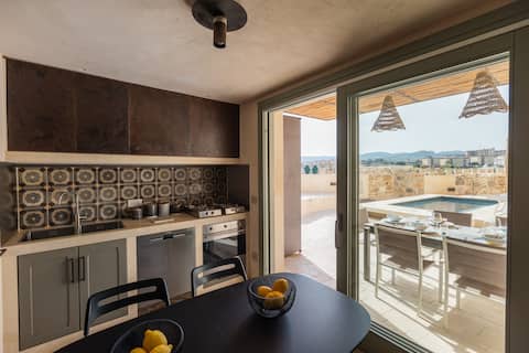 Popular Airbnb listing: VILLA EDDA :with a heated pool in the city center in Noto