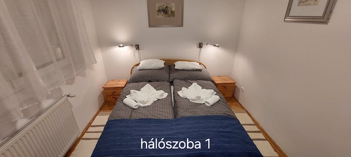 светилки за читање, ролетни, мрежи против комарци, ноќни масички, голема гардероба, клима уред, кревет 140x200.