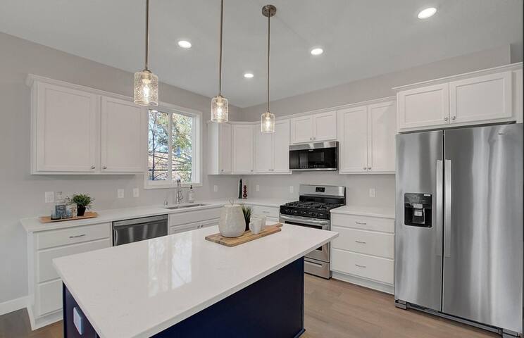 Close to MOA and Airport Snoo and NCS Available!