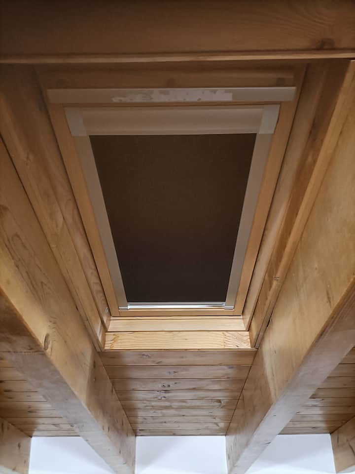 Svaki prozor ima zavjesu za zamračivanje. Sunčeve i ljetne vrućine ostaju ☀️☀️☀️ vani, dok je klima-uređaj unutra hladan. S ljubavlju u apartmanu za goste ❤️❤️❤️