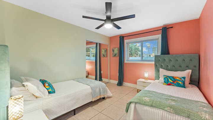 غرفة كاكاو بيتش توأم | ملاذ استوائي مع جدران رغوة البحر، ولمسات مرجانية وسحر هوائي مستوحى من النخيل