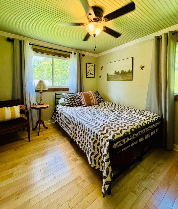 U spavaćoj sobi je postavljen novi bračni krevet.