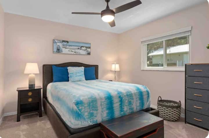 Spálňa č.2 je útulná izba s manželskou posteľou Queen a mäkkou prikrývkou.