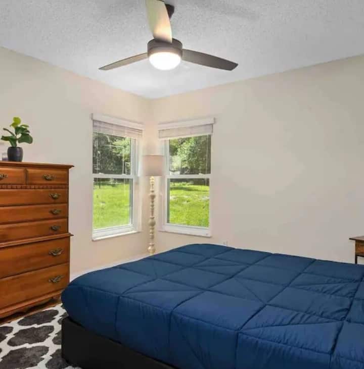 Spálňa č. 3 má nový matrac veľkosti Queen v nepremokavom obale a dostatok miesta v komode a veľkej skrinke. 